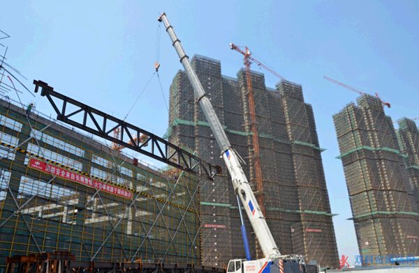 杭蕭鋼構(gòu)青山湖項(xiàng)目一百?lài)嶈旒芨呖战M合滑移成功